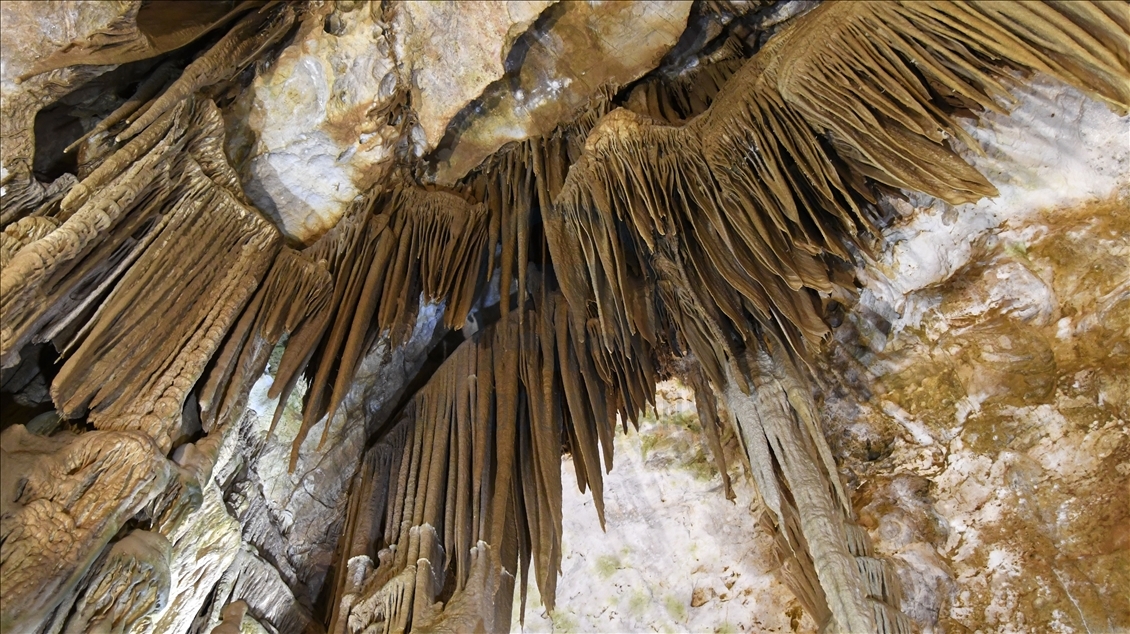 Doğu Karadeniz'in önemli turizm merkezlerinden Karaca Mağarası ziyarete açıldı