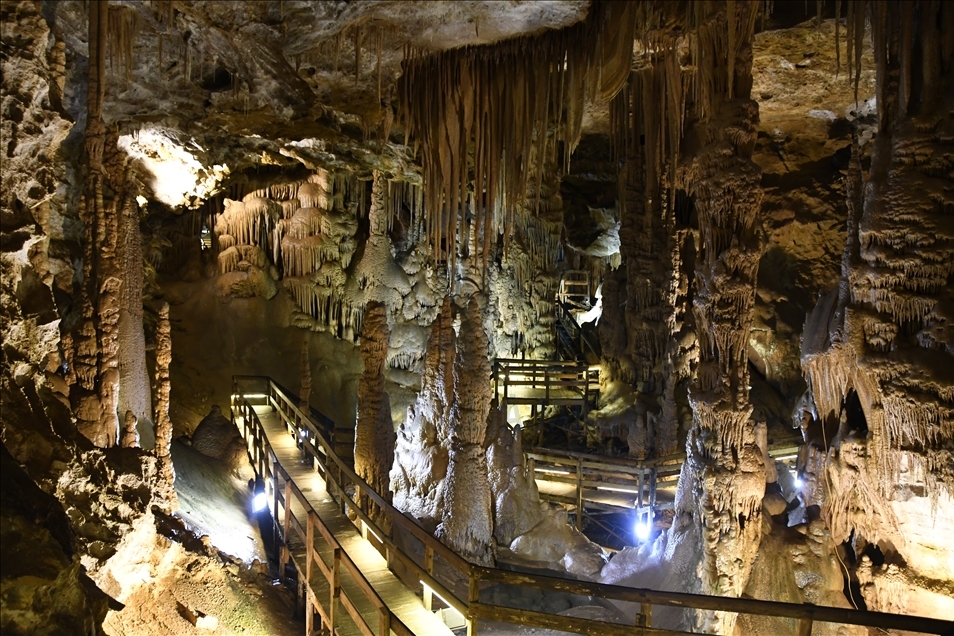 Doğu Karadeniz'in önemli turizm merkezlerinden Karaca Mağarası ziyarete açıldı