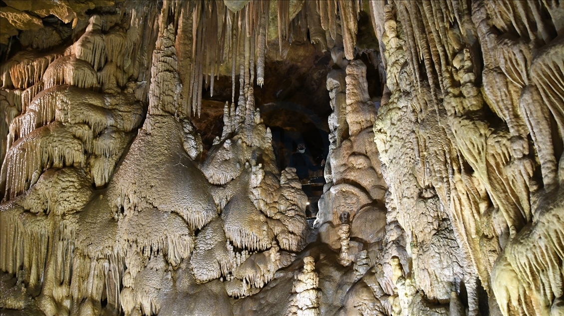 Doğu Karadeniz'in önemli turizm merkezlerinden Karaca Mağarası ziyarete açıldı