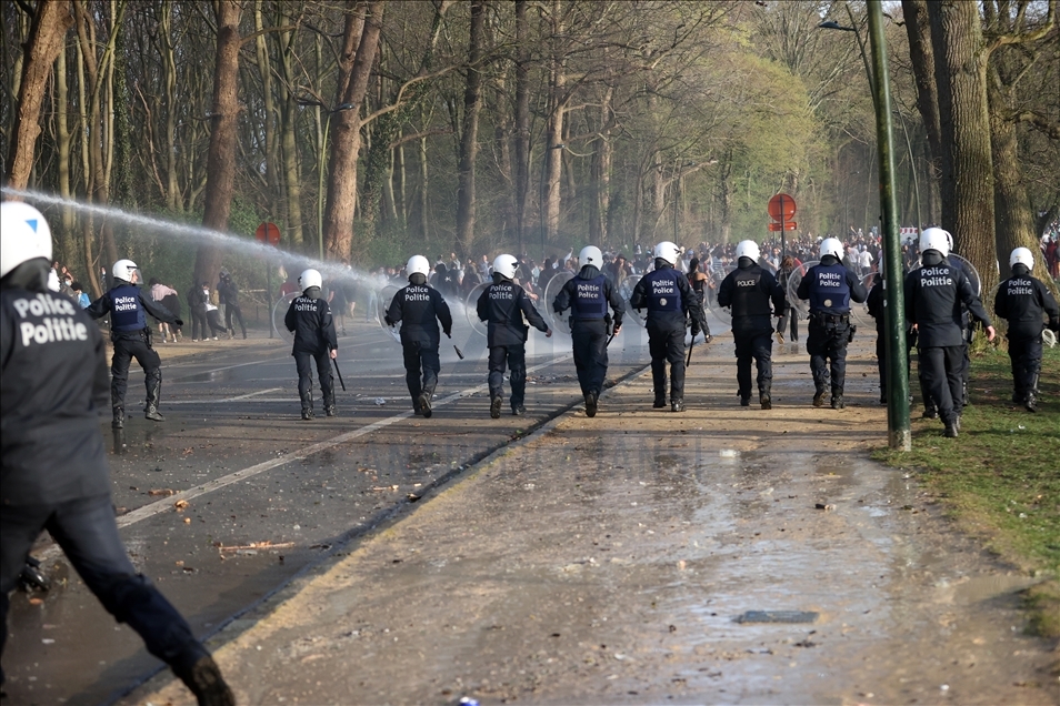 Disturbios entre la Policía de Bruselas y asistentes a un 'falso festival'