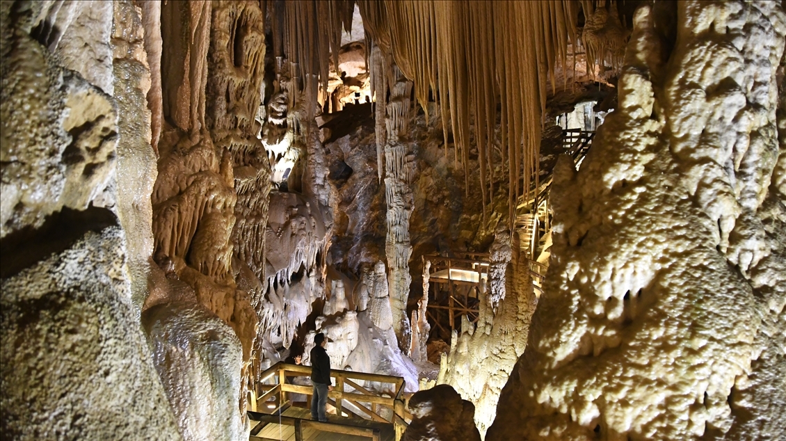 Doğu Karadeniz'in önemli turizm merkezlerinden Karaca Mağarası ziyarete açıldı