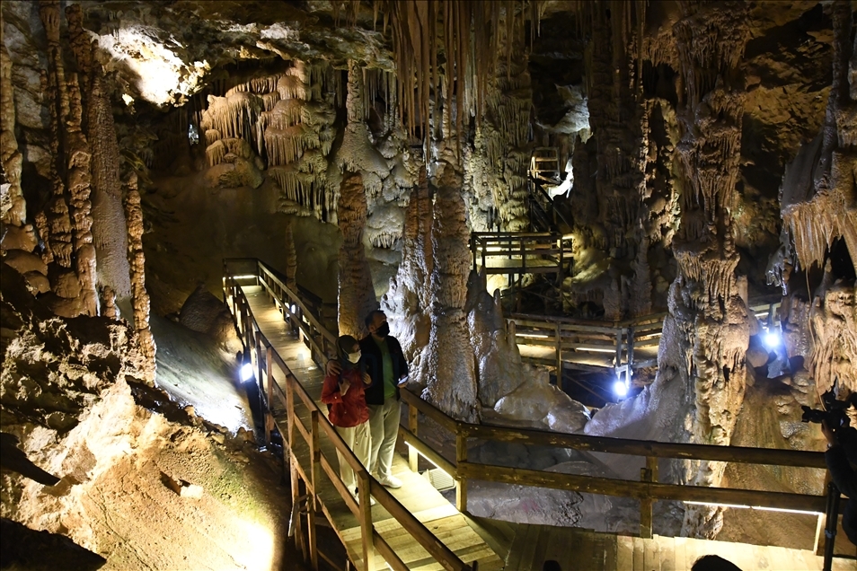Doğu Karadeniz'in önemli turizm merkezlerinden Karaca Mağarası ziyarete açıldı