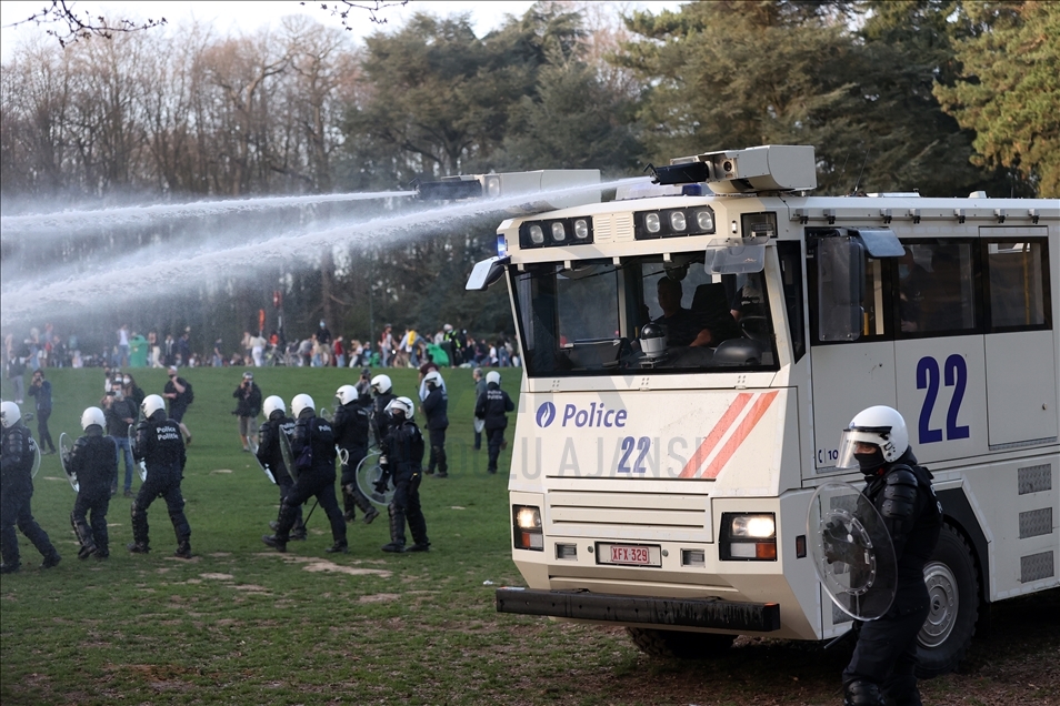 Disturbios entre la Policía de Bruselas y asistentes a un 'falso festival'
