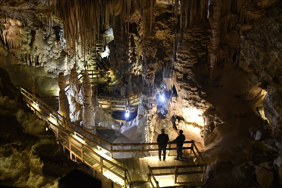 Doğu Karadeniz'in önemli turizm merkezlerinden Karaca Mağarası ziyarete açıldı