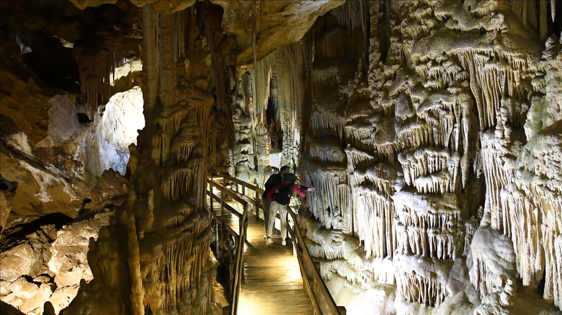 Doğu Karadeniz'in önemli turizm merkezlerinden Karaca Mağarası ziyarete açıldı