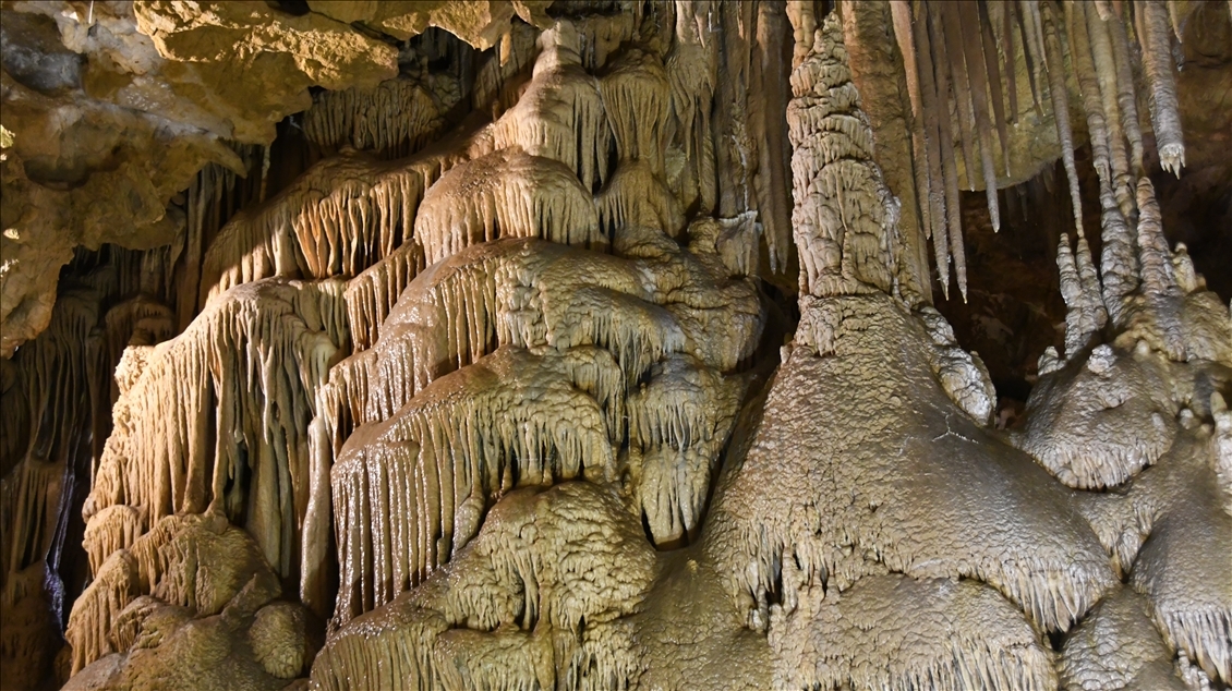 Doğu Karadeniz'in önemli turizm merkezlerinden Karaca Mağarası ziyarete açıldı