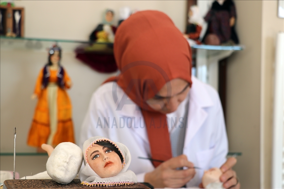 Anadolu kadınının asırlık giyim geleneğini kitre bebeklerle geleceğe taşıyor