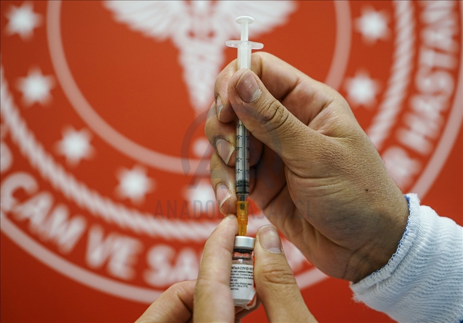 Kovid-19'la mücadelede BioNTech aşılarının ilk dozları İstanbul'da uygulanmaya başlandı