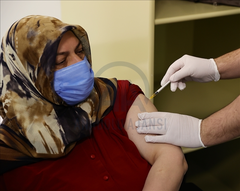 Kovid-19'la mücadelede BioNTech aşılarının ilk dozları Ankara'da uygulanmaya başlandı