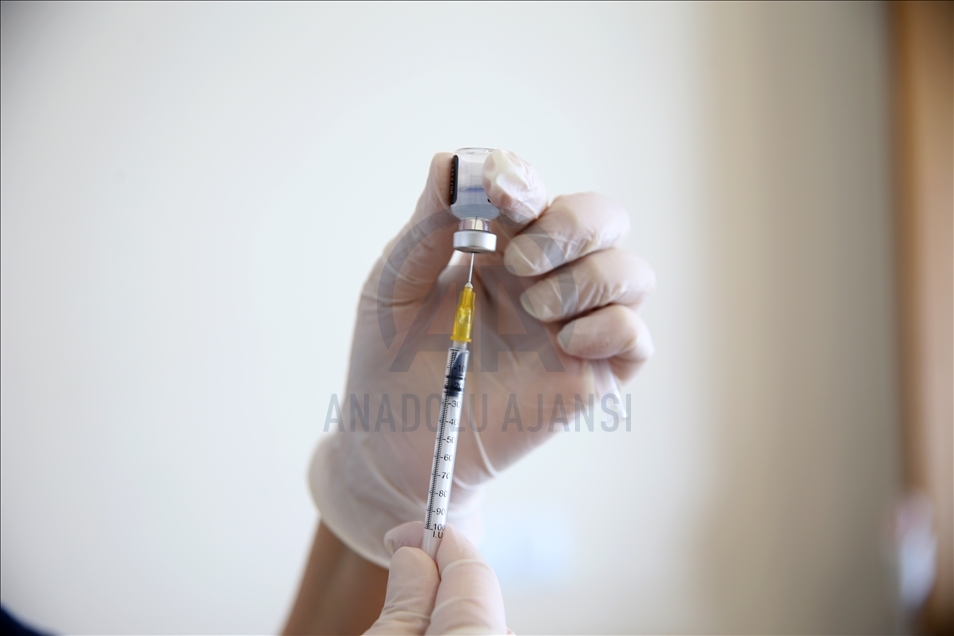 Kovid-19'la mücadelede BioNTech aşılarının ilk dozu uygulanmaya başlandı