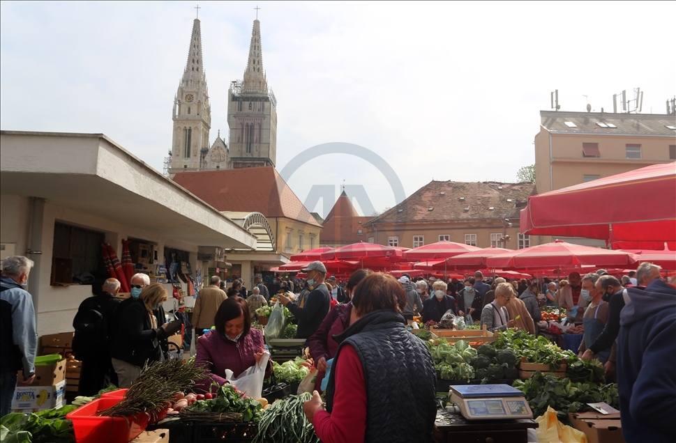 Zagreb: Građani se pripremaju za Uskrs, gužve na tržnicama i na ulicama