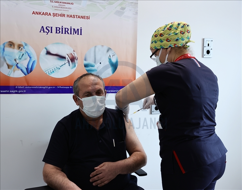 Kovid-19'la mücadelede BioNTech aşılarının ilk dozları Ankara'da uygulanmaya başlandı