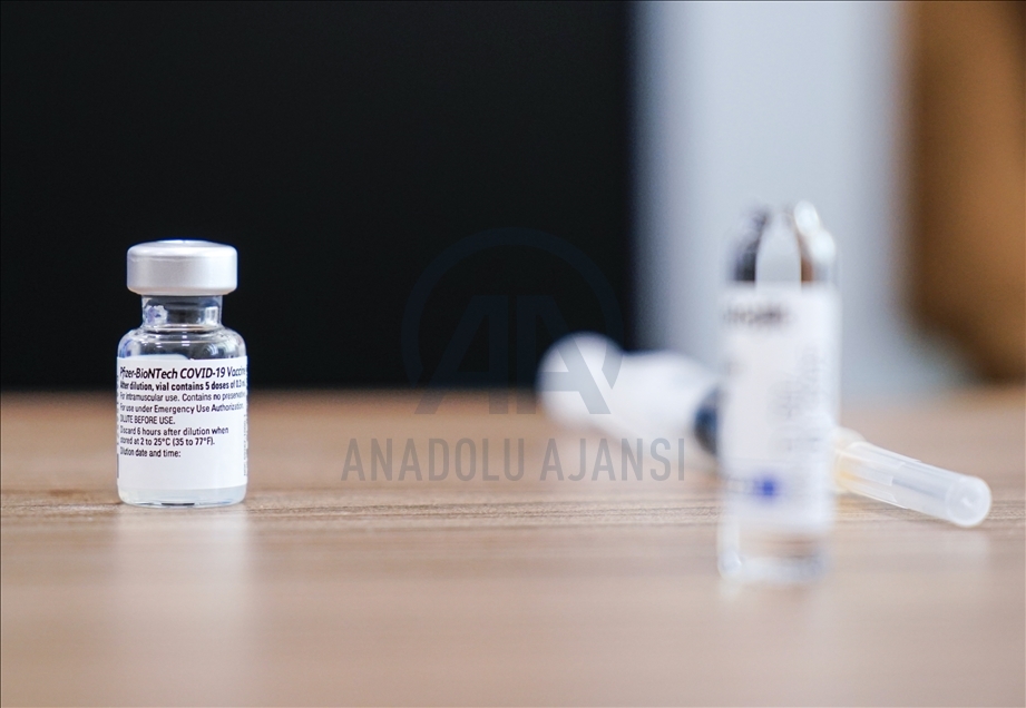 Kovid-19'la mücadelede BioNTech aşılarının ilk dozları İstanbul'da uygulanmaya başlandı