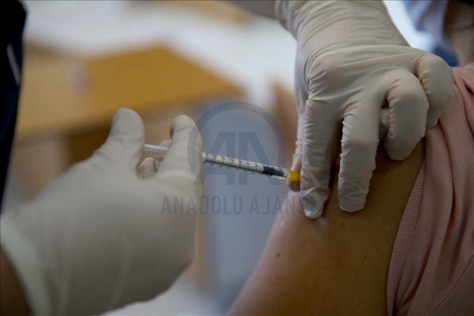 Kovid-19'la mücadelede BioNTech aşılarının ilk dozu uygulanmaya başlandı