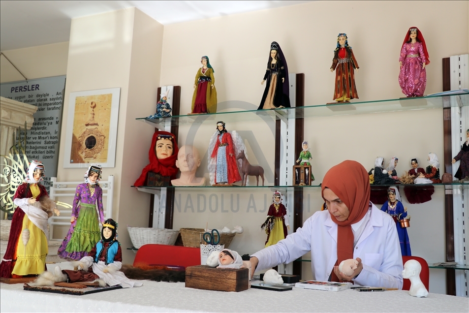 Anadolu kadınının asırlık giyim geleneğini kitre bebeklerle geleceğe taşıyor