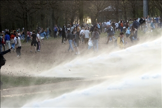 La police belge a dispersé, jeudi, une foule de milliers de jeunes qui se sont rassemblés dans un parc à la capitale Bruxelles , dans le but d'assister à un festival de musique. Il ne s'agissait, en réalité, que d'un poisson d'avril.