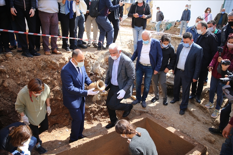 Kültür ve Turizm Bakanı Ersoy, Bodrum'da 2 bin 400 yıllık lahit kapağını açtı: