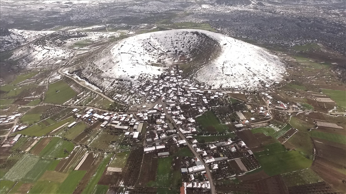 Manisa'daki "yanık ülke" adıyla da bilinen jeopark beyaz örtüyle kaplandı