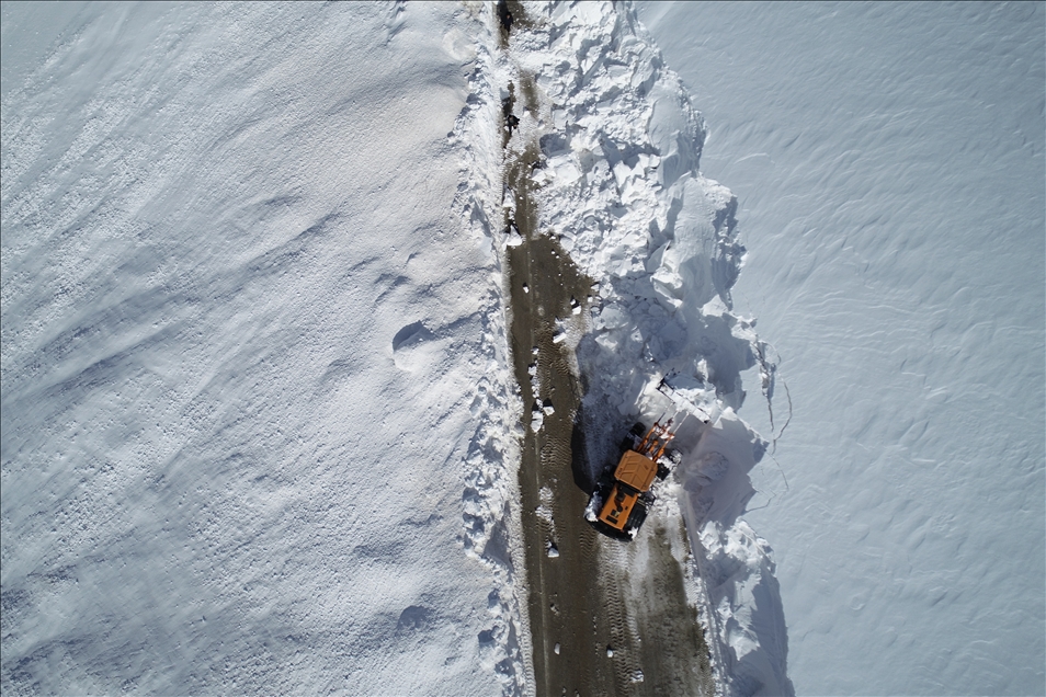 Erzurum'da "kar kaplanları"nın ilkbahardaki zorlu karla mücadelesi drone ile görüntülendi