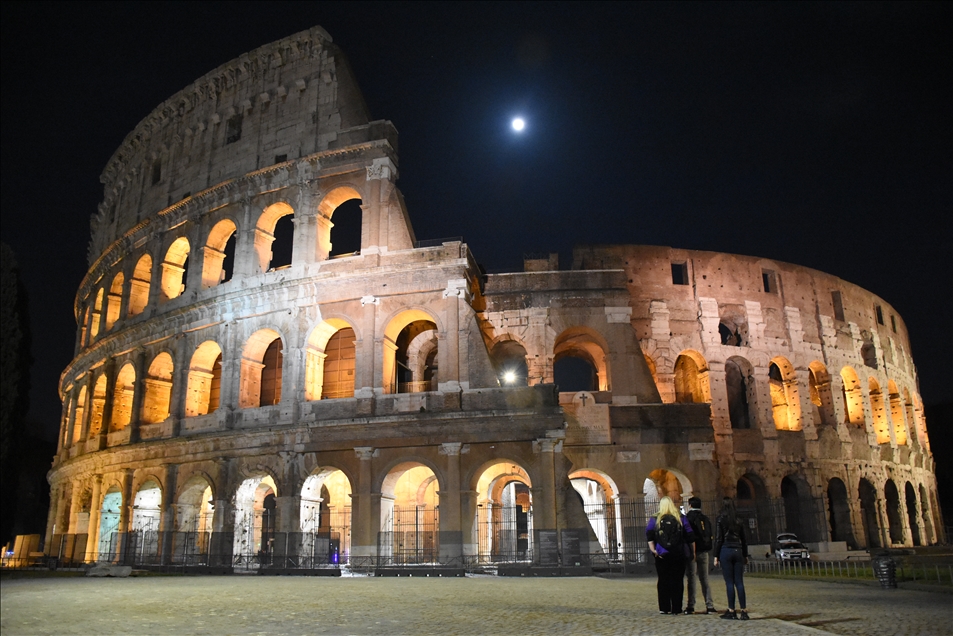 İtalya'da "Dünya Saati" etkinliğiyle küresel ısınmaya dikkati çekmek için birçok yapının ışıkları söndürüldü