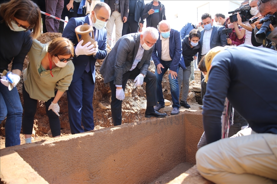 Kültür ve Turizm Bakanı Ersoy, Bodrum'da 2 bin 400 yıllık lahit kapağını açtı:
