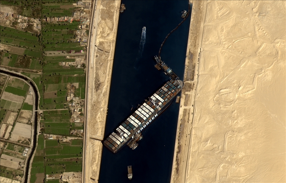 Süveyş Kanalı'ndaki kapanma Avrupa'ya LNG sevkiyatını sekteye uğratıyor