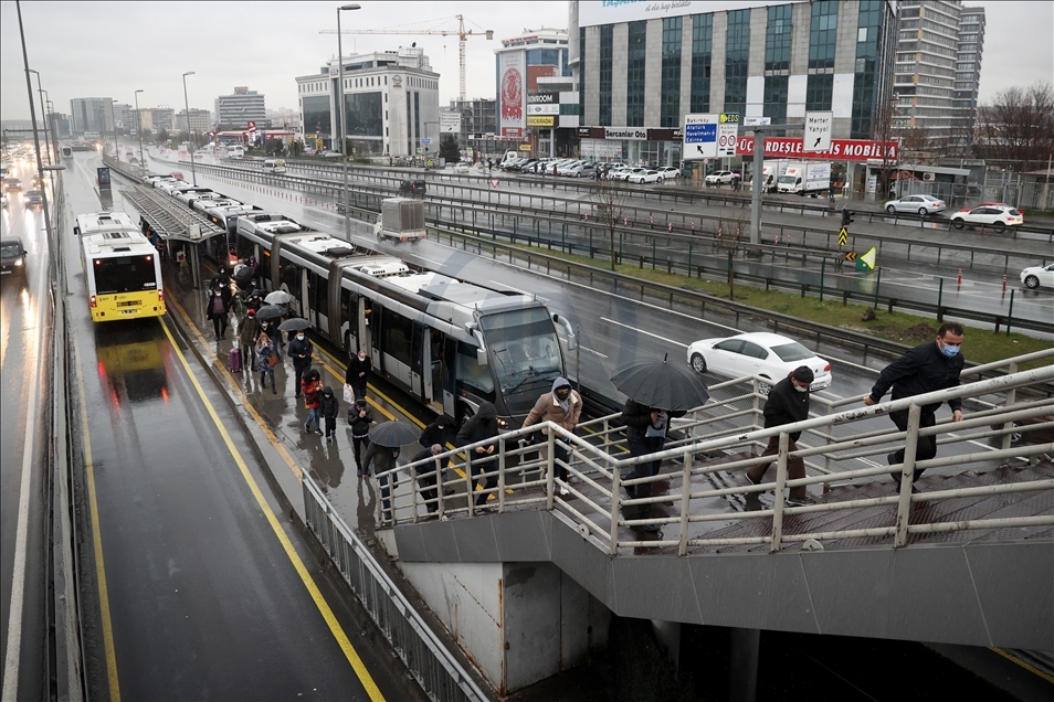 İstanbul'da kısıtlamanın sona ermesinin ardından sağanak yağışın etkisiyle trafik yoğunluğu arttı