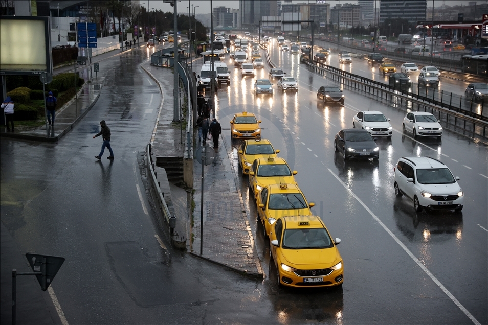 İstanbul'da kısıtlamanın sona ermesinin ardından sağanak yağışın etkisiyle trafik yoğunluğu arttı
