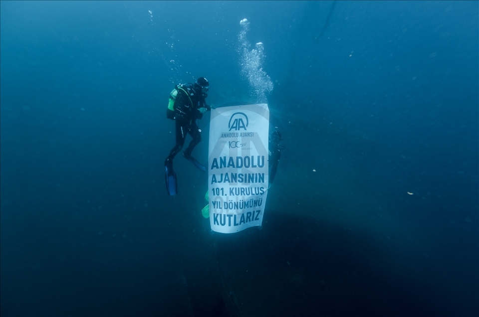 İzmirli dalgıçlar, AA'nın 101. kuruluş yıldönümünü 30 metre derinde açtıkları pankartla kutladı