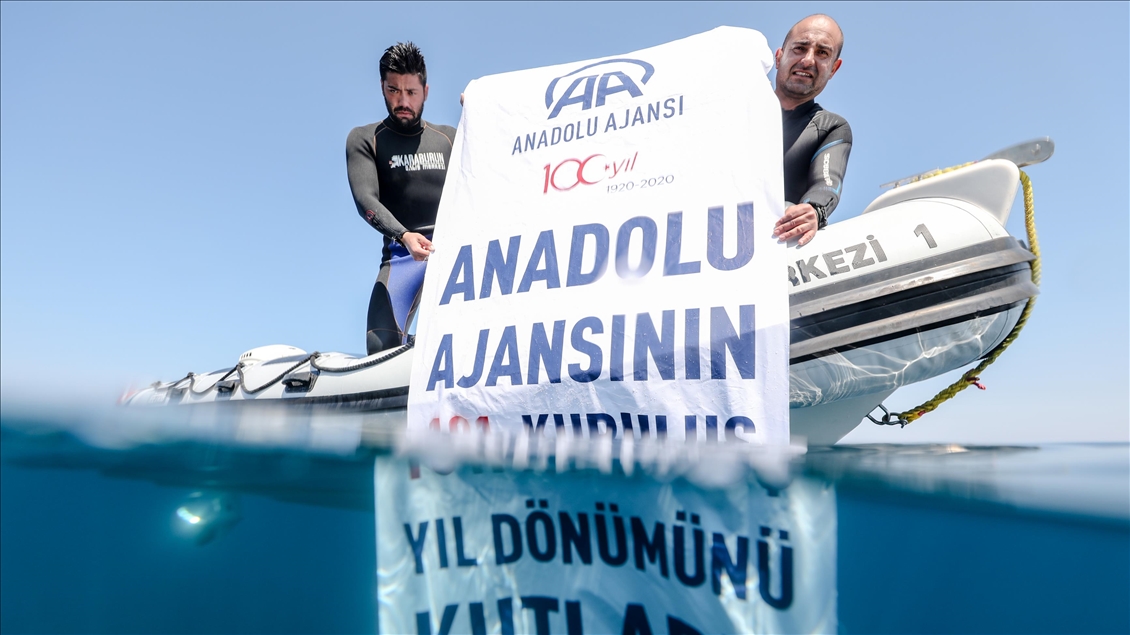 İzmirli dalgıçlar, AA'nın 101. kuruluş yıldönümünü 30 metre derinde açtıkları pankartla kutladı