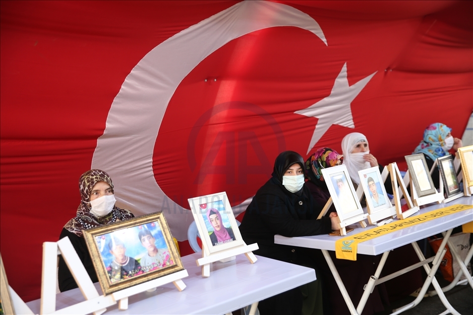 Dayikên Diyarbekirê bibiryar in ku ewladên xwe ji nav lepên terorê xelas bikin