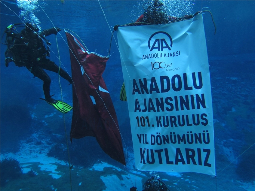 Sivas'ta AFAD'ın balık adamları AA'nın kuruluş yıl dönümünü doğal akvaryumda kutladı