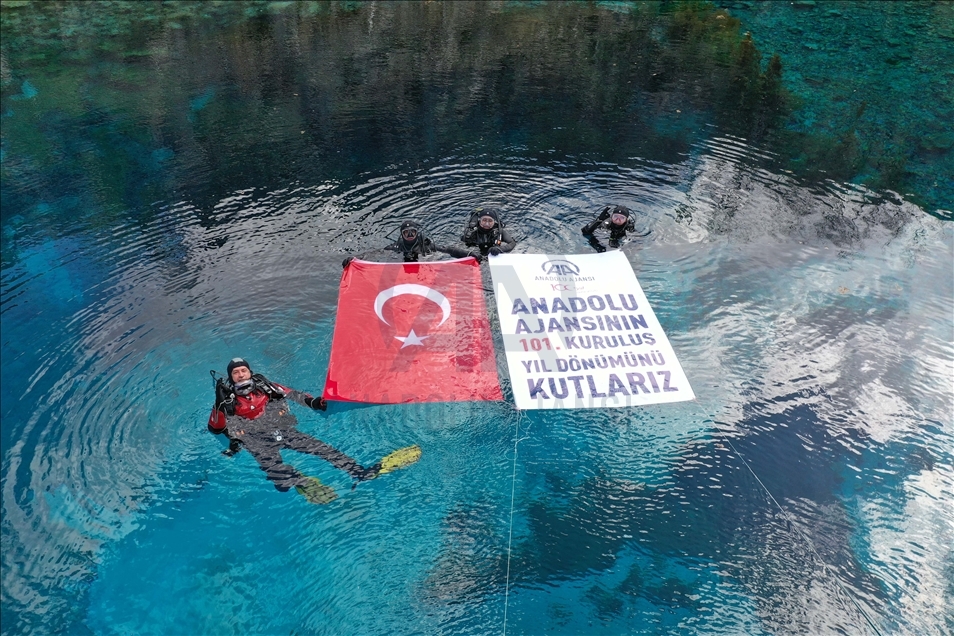 Sivas'ta AFAD'ın balık adamları AA'nın kuruluş yıl dönümünü doğal akvaryumda kutladı