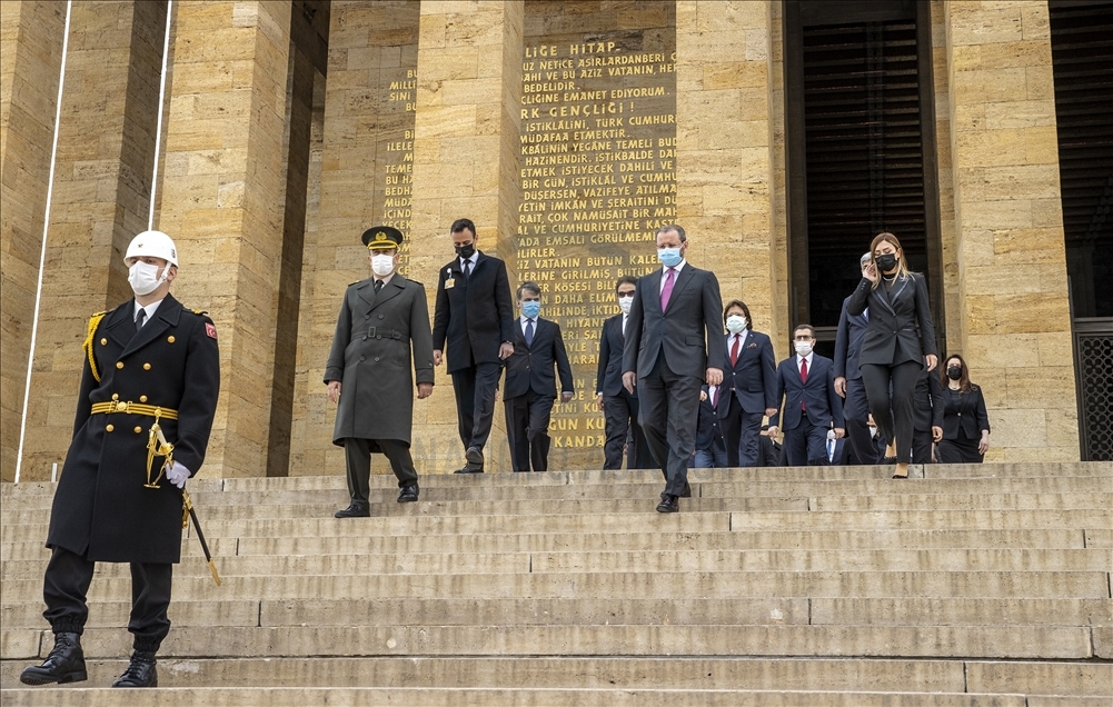 Anadolu Ajansı Yönetim Kurulu, AA'nın 101. kuruluş yıl dönümünde Anıtkabir'i ziyaret etti