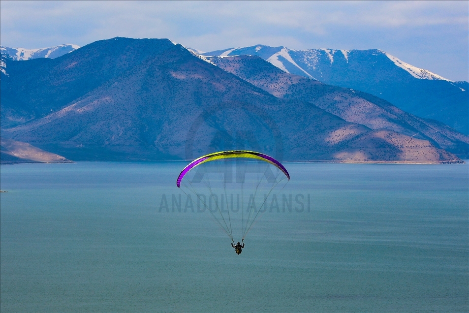 لذت پرواز با پاراگلایدر بر فراز دریاچه وان 