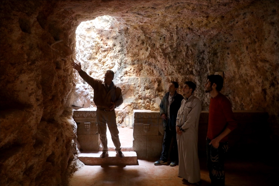 Një arkitekt sirian shpellën e shndërron në galeri arti