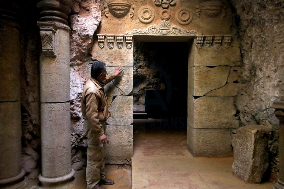 Një arkitekt sirian shpellën e shndërron në galeri arti