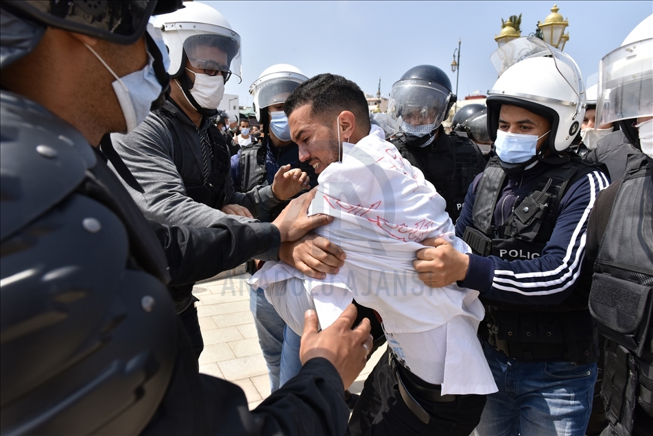 Fas'ta sözleşmeli öğretmenlerin gösterisine yapılan polis müdahalesinde yaralanma ve gözaltılar yaşandı