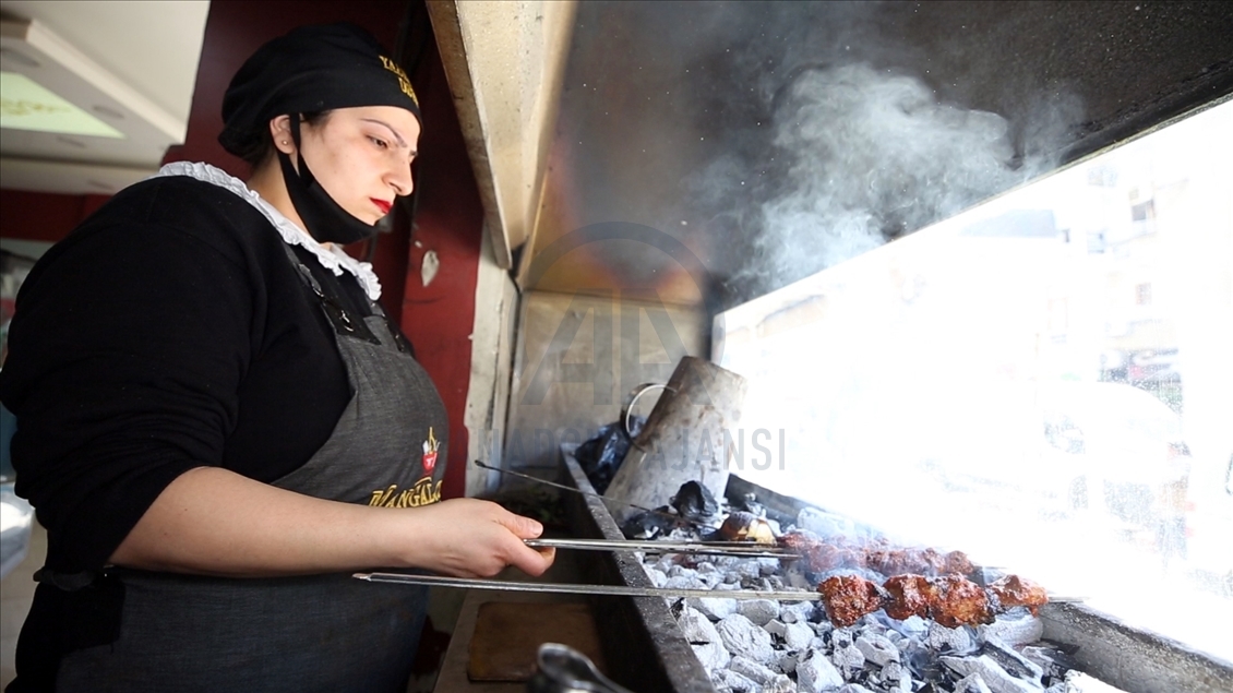 Diyarbakır'da ciğer kebaba kadın eli değdi