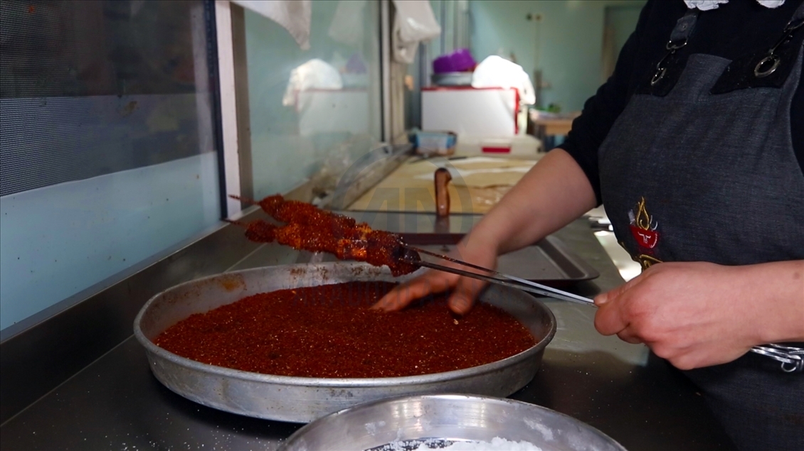 Diyarbakır'da ciğer kebaba kadın eli değdi