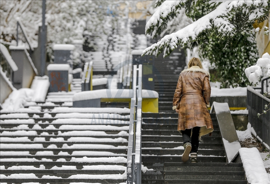 BiH: Iako je kalendarski proljeće, snijeg u aprilu prekrio ulice Sarajeva