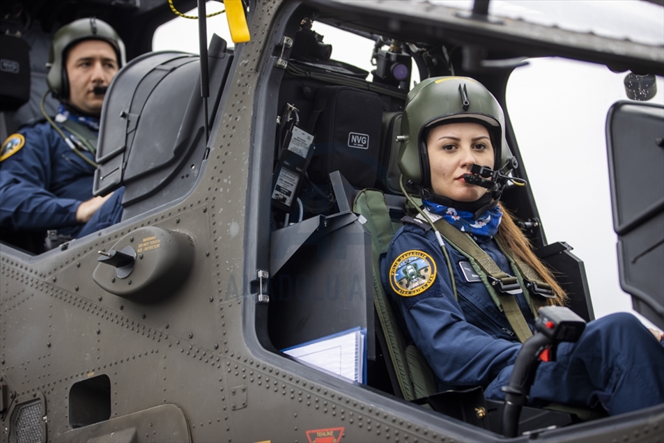 Ozge Karabulu, la primera mujer piloto de un helicóptero de ataque pesado en Turquía