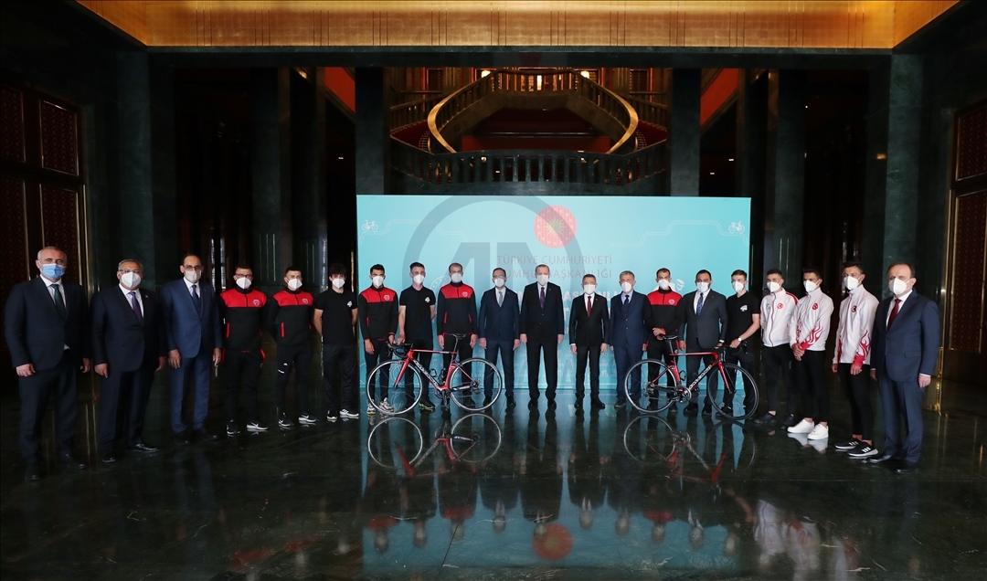Cumhurbaşkanı Erdoğan, Cumhurbaşkanlığı Bisiklet Turu Ankara Kafilesini kabul etti