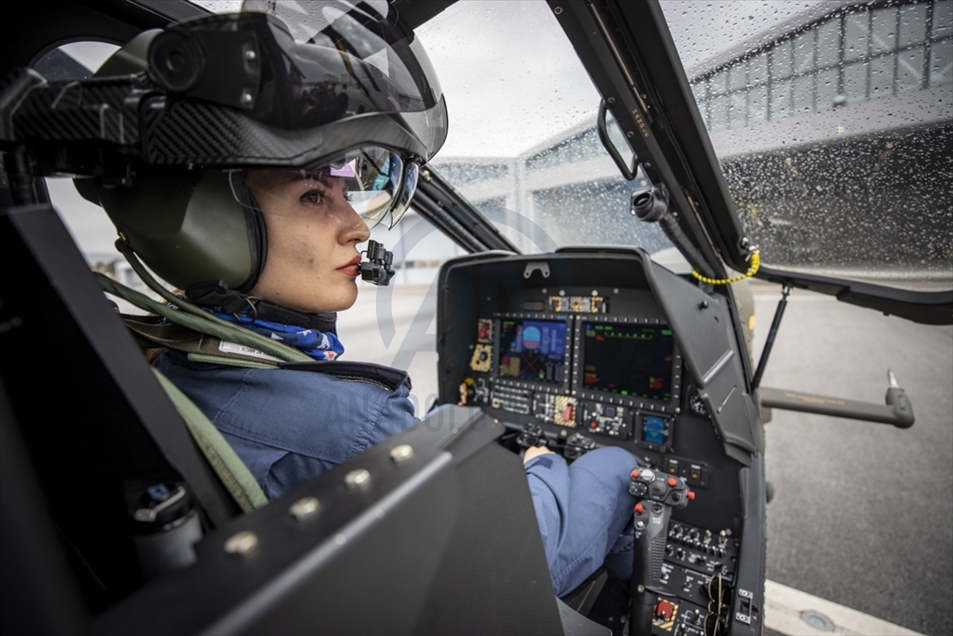 Ozge Karabulu, la primera mujer piloto de un helicóptero de ataque pesado en Turquía