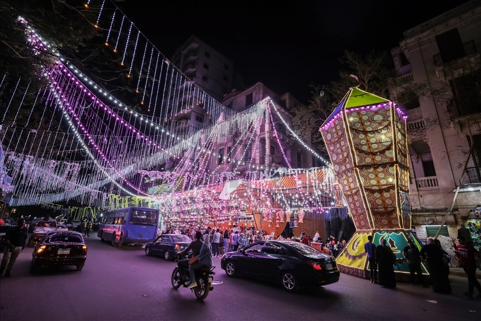 Kahire sokakları ramazan öncesi fenerler ve aydınlatmalarla ışıl ışıl