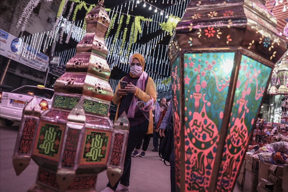 رغم الغلاء والوباء.. فوانيس رمضان تضيء قلب القاهرة