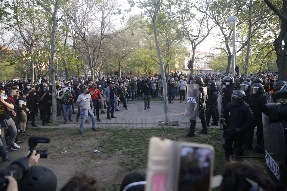 İspanya'da aşırı solun protesto ettiği aşırı sağcı Vox partisinin mitingi olaylı geçti
