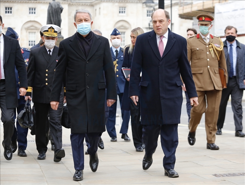 وزير الدفاع التركي يلتقي نظيره البريطاني في لندن
