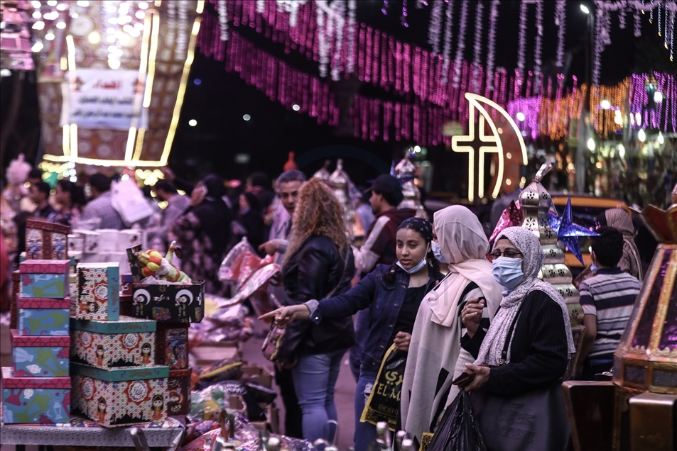 رغم الغلاء والوباء.. فوانيس رمضان تضيء قلب القاهرة