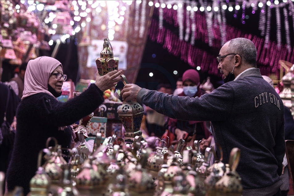 رغم الغلاء والوباء.. فوانيس رمضان تضيء قلب القاهرة